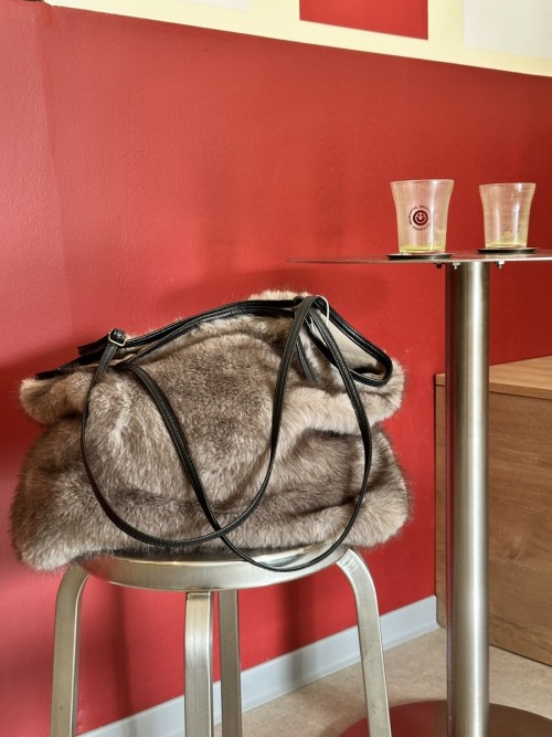 Sac cabas fausse fourrure taupe | Peonies Shop