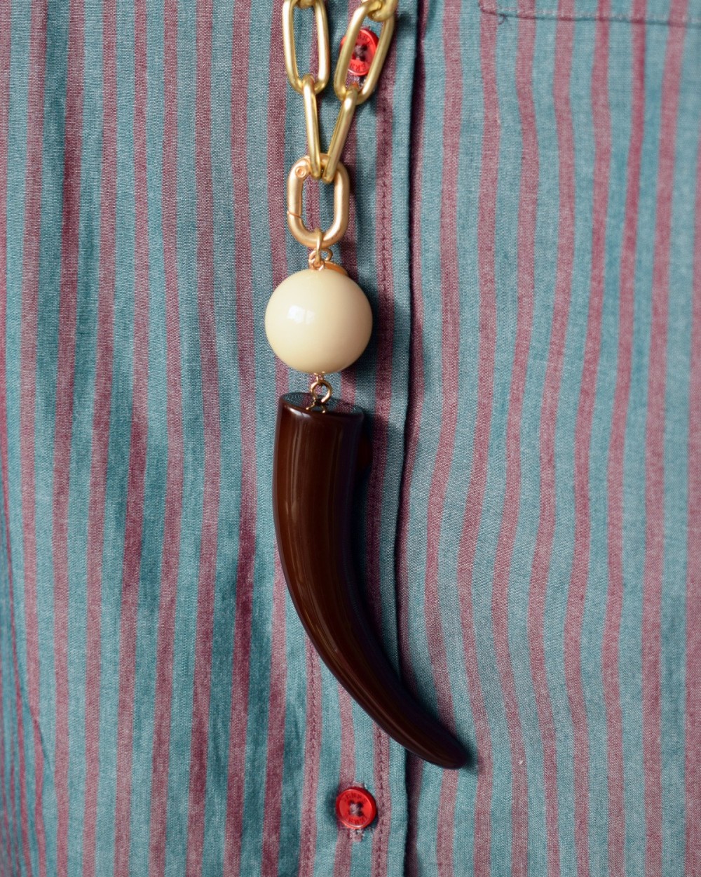 Sautoir chaîne dorée et pendentif corne en résine | Peonies Shop