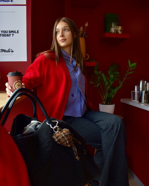 Cardigan rouge en laine avec écharpe amovible | Peonies Shop