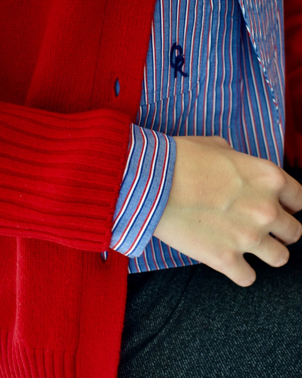 Cardigan rouge en laine avec écharpe amovible | Peonies Shop