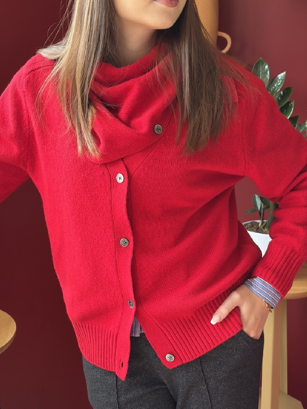 Cardigan rouge en laine avec écharpe amovible | Peonies Shop
