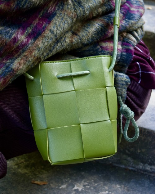 Sac bandoulière tressé vert ou chocolat femme | Peonies Shop