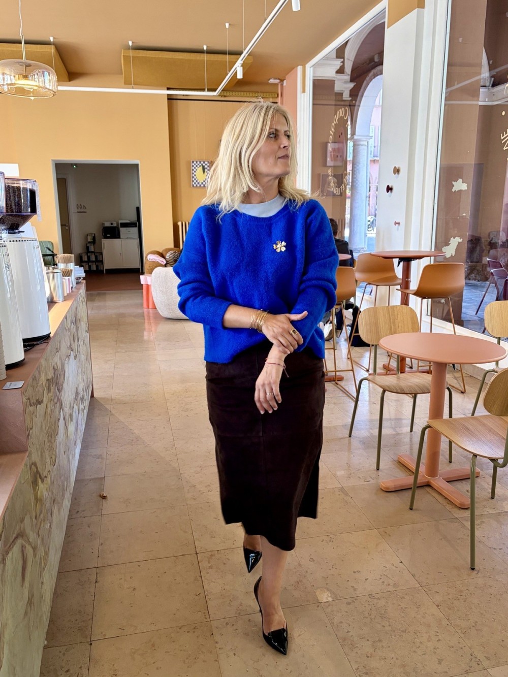 Jupe midi chocolat en cuir daim | Peonies Shop