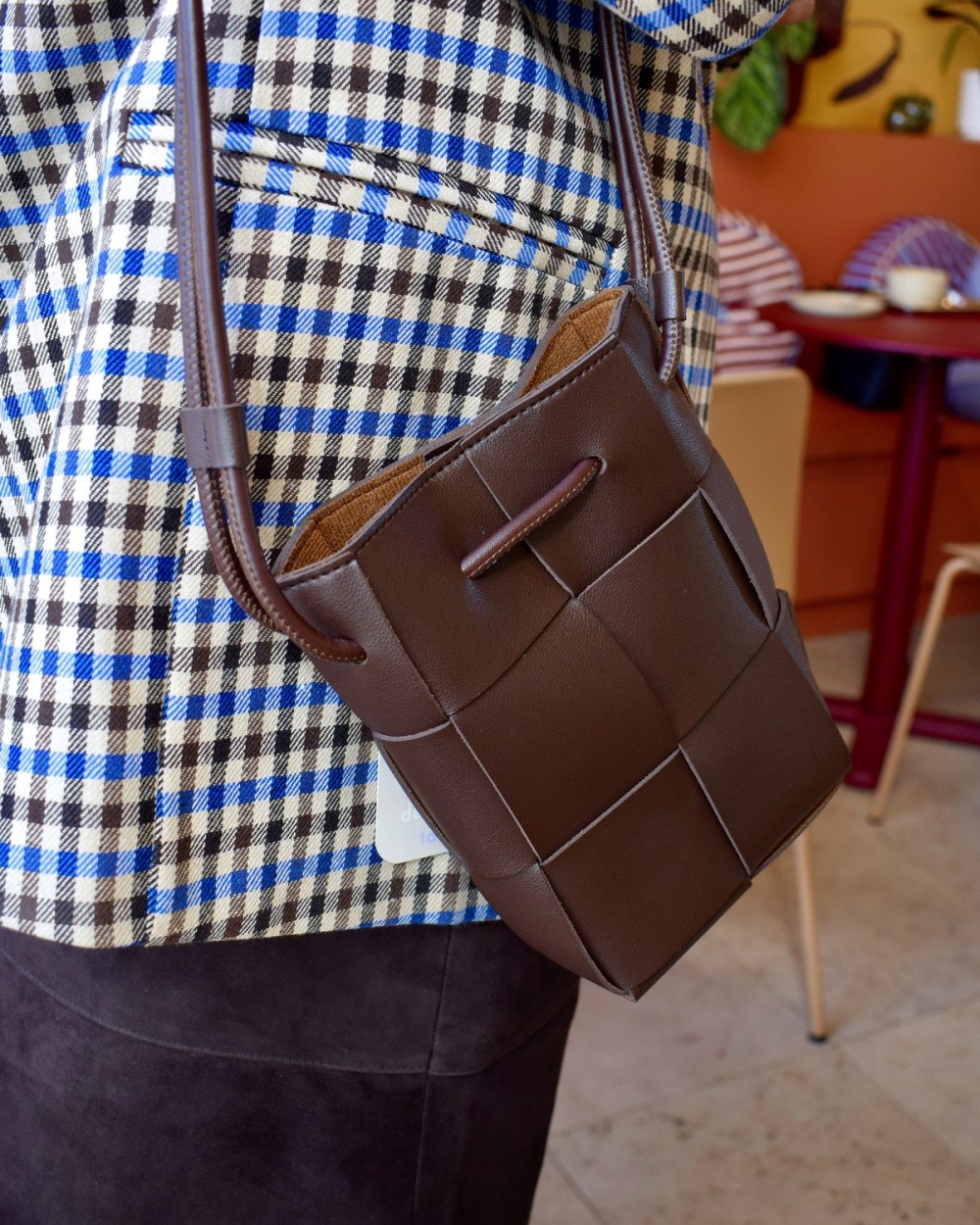 Sac bandoulière tressé vert ou chocolat femme | Peonies Shop