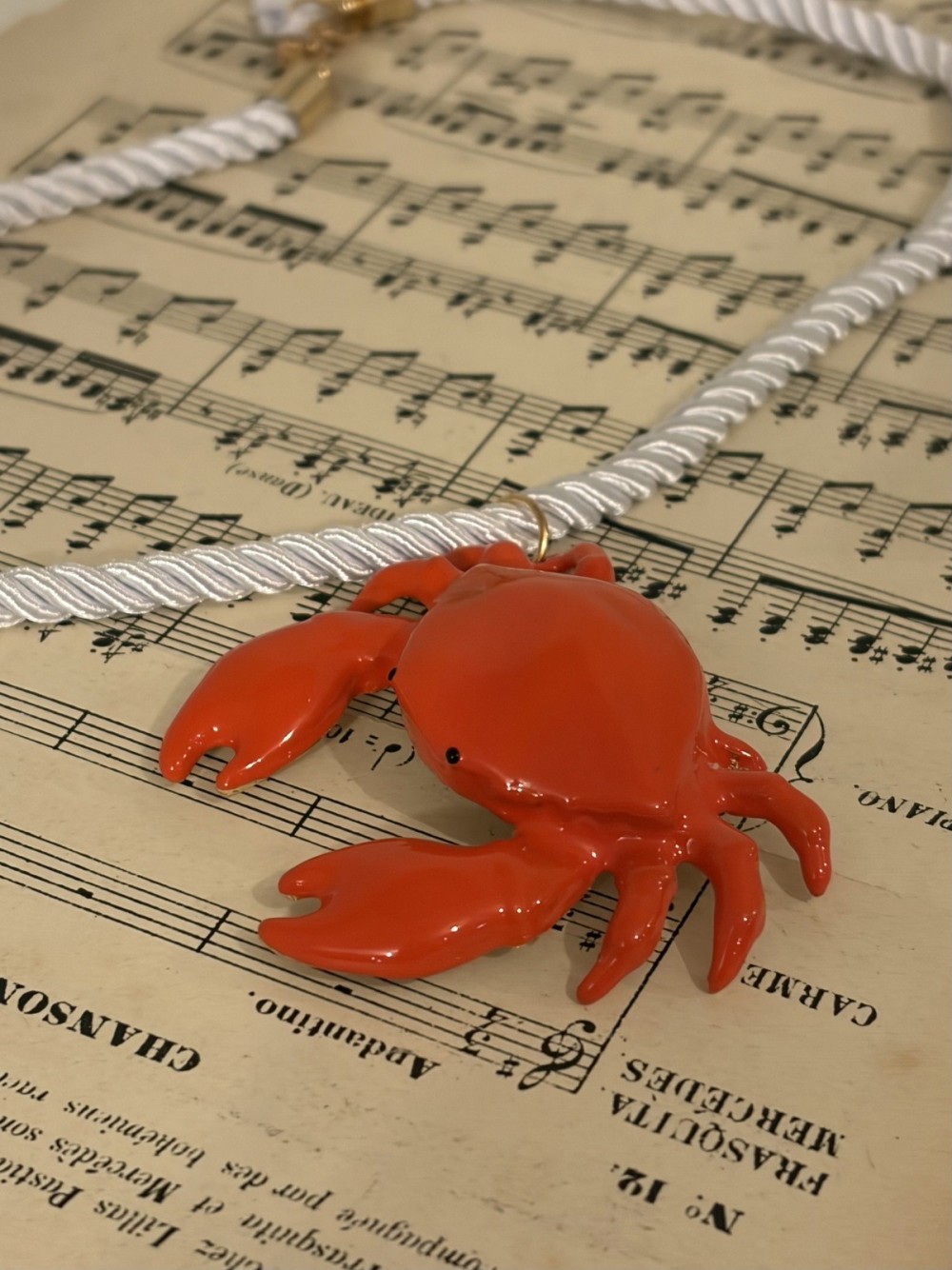 Collier crabe rouge sur corde blanche | Bijou femme | Peonies Shop