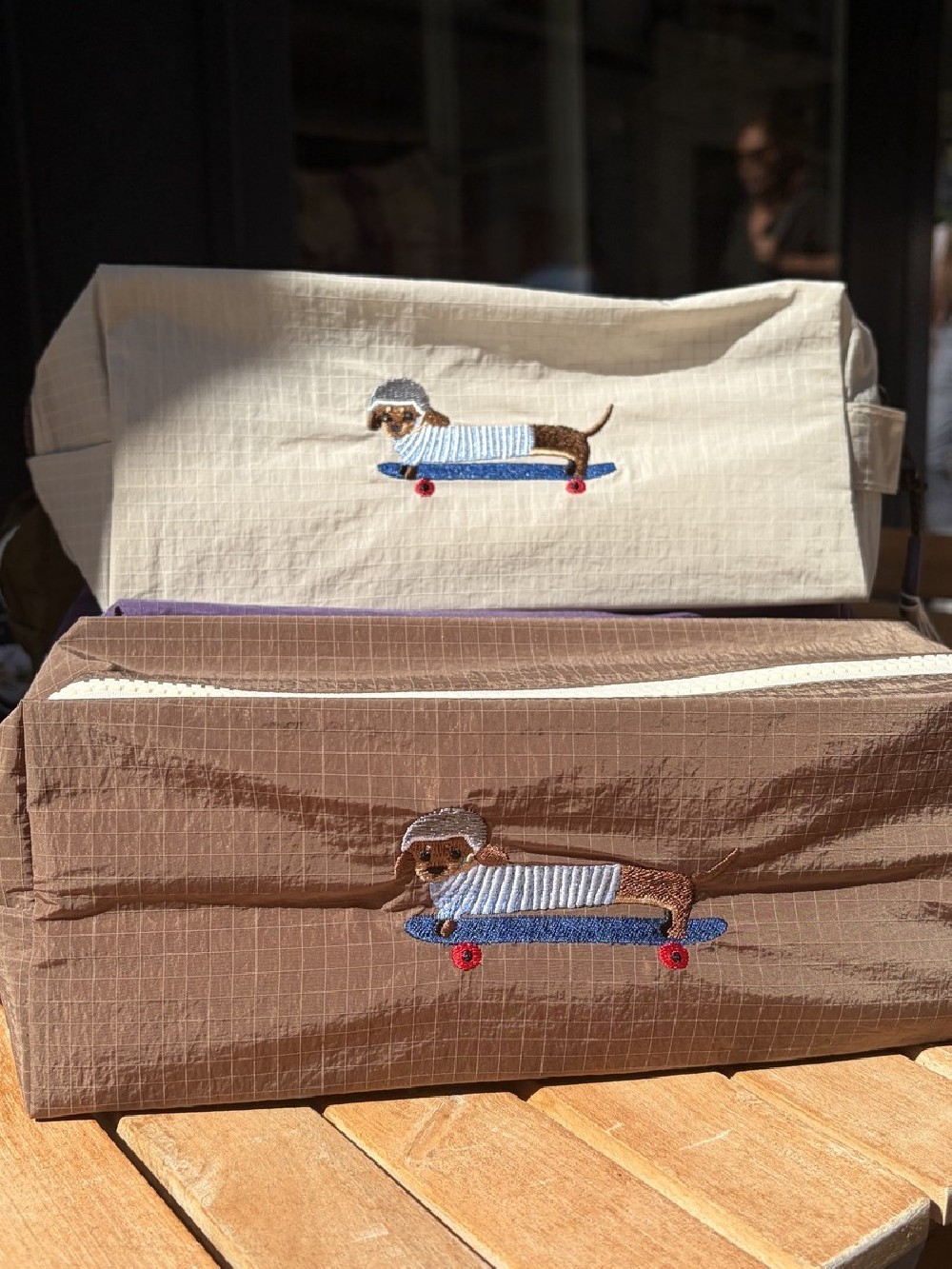 Trousse brodée Teckel déperlante | Peonies Shop