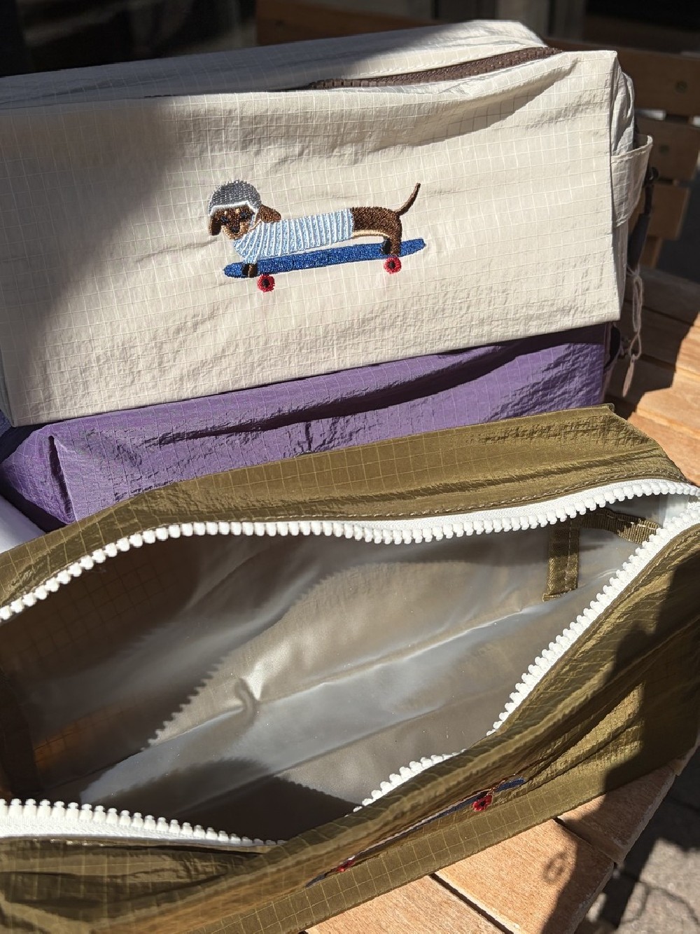 Trousse brodée Teckel déperlante | Peonies Shop
